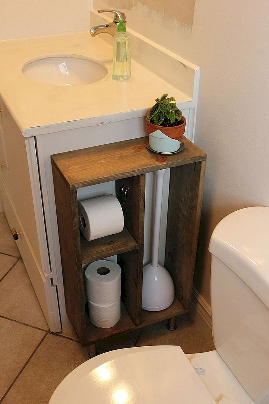 Sakrij neosobne predmete WC-a s ovim DIY Side Vanity Storage Unitom