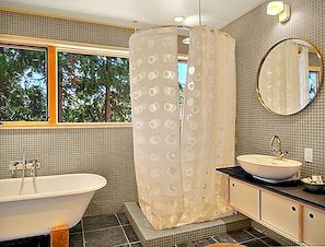 Vytvoření koupelny vypadat větší s ideami sprchové opony