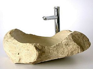 Desky z přírodního kamene doplňují čerstvé koupelnové interiéry