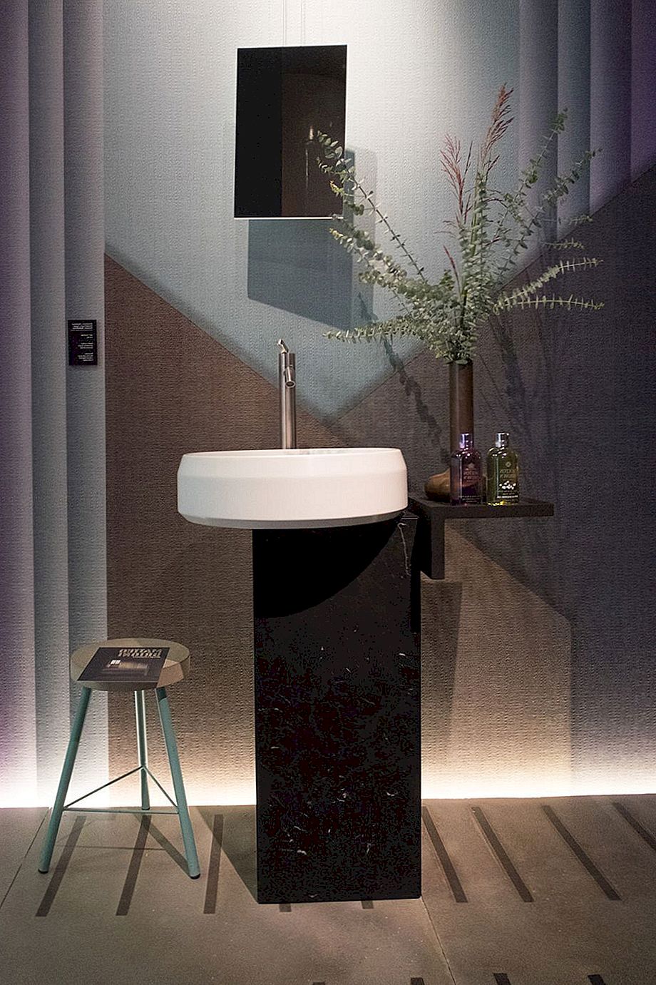 Comeback Of Pedestal Sinks Illustrerad Med Sofistikerade Designs