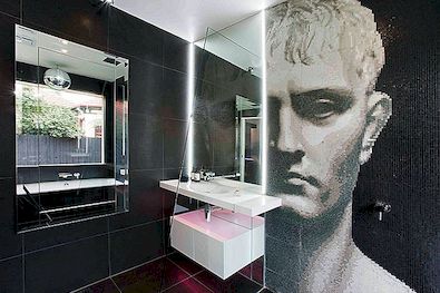 Neočekávaný portrét mozaiky dominující malou moderní koupelnu v Austrálii
