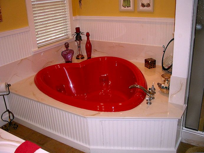 Hartvormige badkuip voor Valentijnsdag