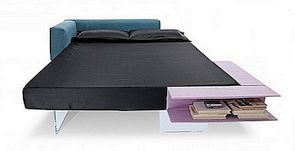 Zdánlivě plovoucí postel s úložným prostorem pro knihy Lago