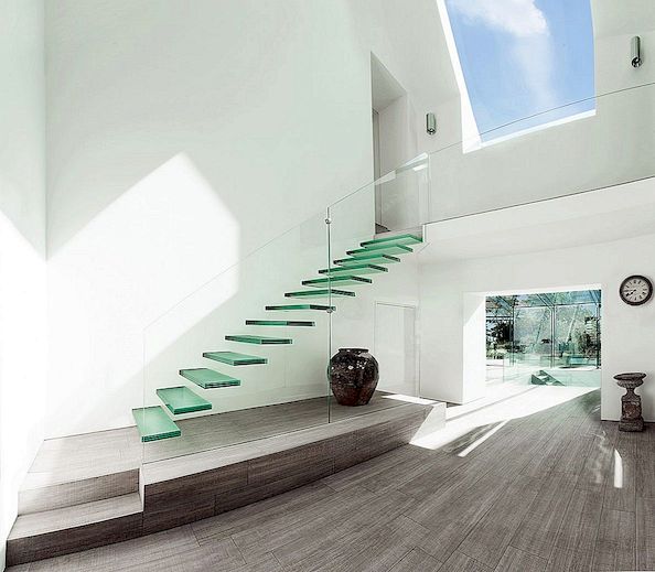 20 steklenih stopniščnih stenskih modelov s prefinjenim vplivom na celotno dekoracijo