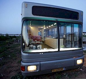 Stāsts par to, kā vecais sabiedriskā transporta autobuss kļūst par mājām