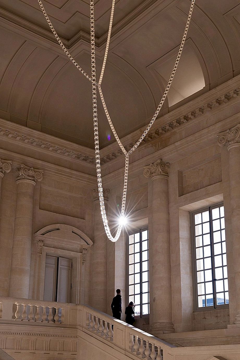 12 metrů vysoký křišťálový lustr Swarovski uvnitř paláce Versailles [Video]