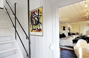 Charmant huis met witte omheining en fascinerende ontwerpdetails