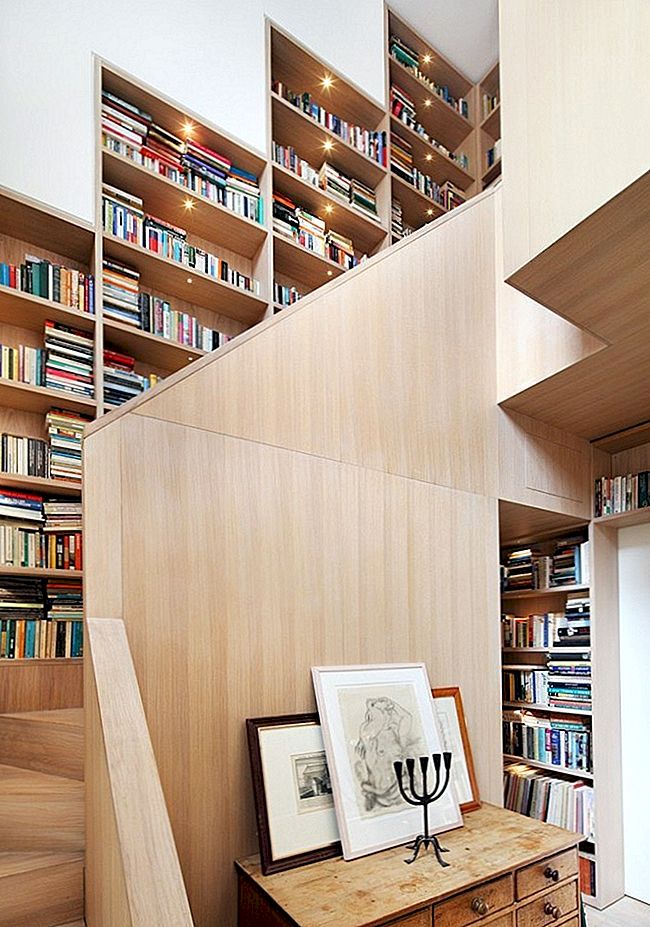 Bookworms Paradise: Wooden Staircase omgeven door Walls of Books
