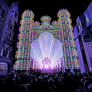 比利时55,000个LED灯制成的大教堂艺术装置[视频]