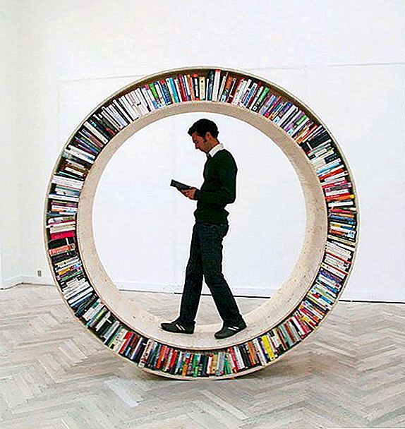 Circular Walking Bookshelf av David Garcia