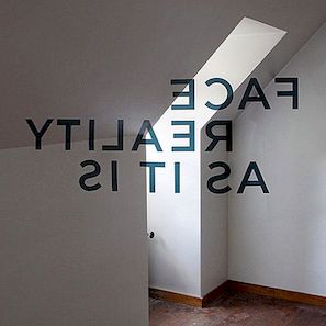 Chytrý anamorfní typografický projekt pro interiéry s twist
