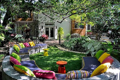 Kleurrijke tuin versierd met aangepaste kromlijnige zitplaatsen