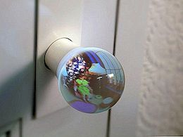 Cute Spying Doorknob: Rum i Glass Globe av Hideyuki Nakayama