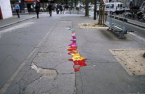 Dekorerar Potholes av staden med hjälp av färgstark tyg