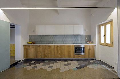 Dynamisk golvdesign Blandning Färgglada sexkantiga plattor och betong