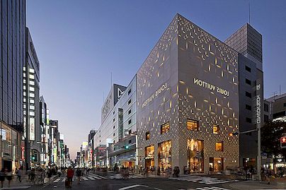 Blinkande Louis Vuitton Store i Tokyo Visar originalmönsterklädsel