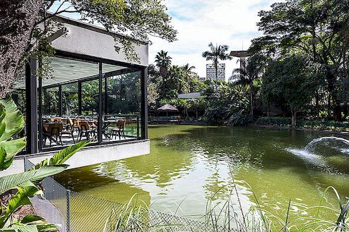 Skleněná japonská restaurace plovoucí nad jezero v Sao Paulu
