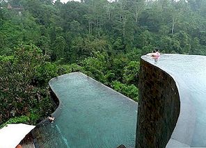 Závěsné nekonečné bazény na Bali u Ubud Hotel & Resort