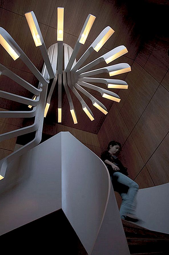 Vysoce originální spirálové schodiště s integrovaným osvětlením pomocí .PSLAB