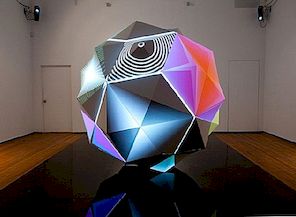 Hypnotisk Light Show vrider polygonal form i rörlig skulptur [Video]