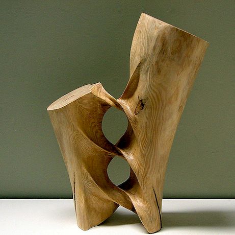 鼓舞人心的松木雕刻塑造独特的雕塑