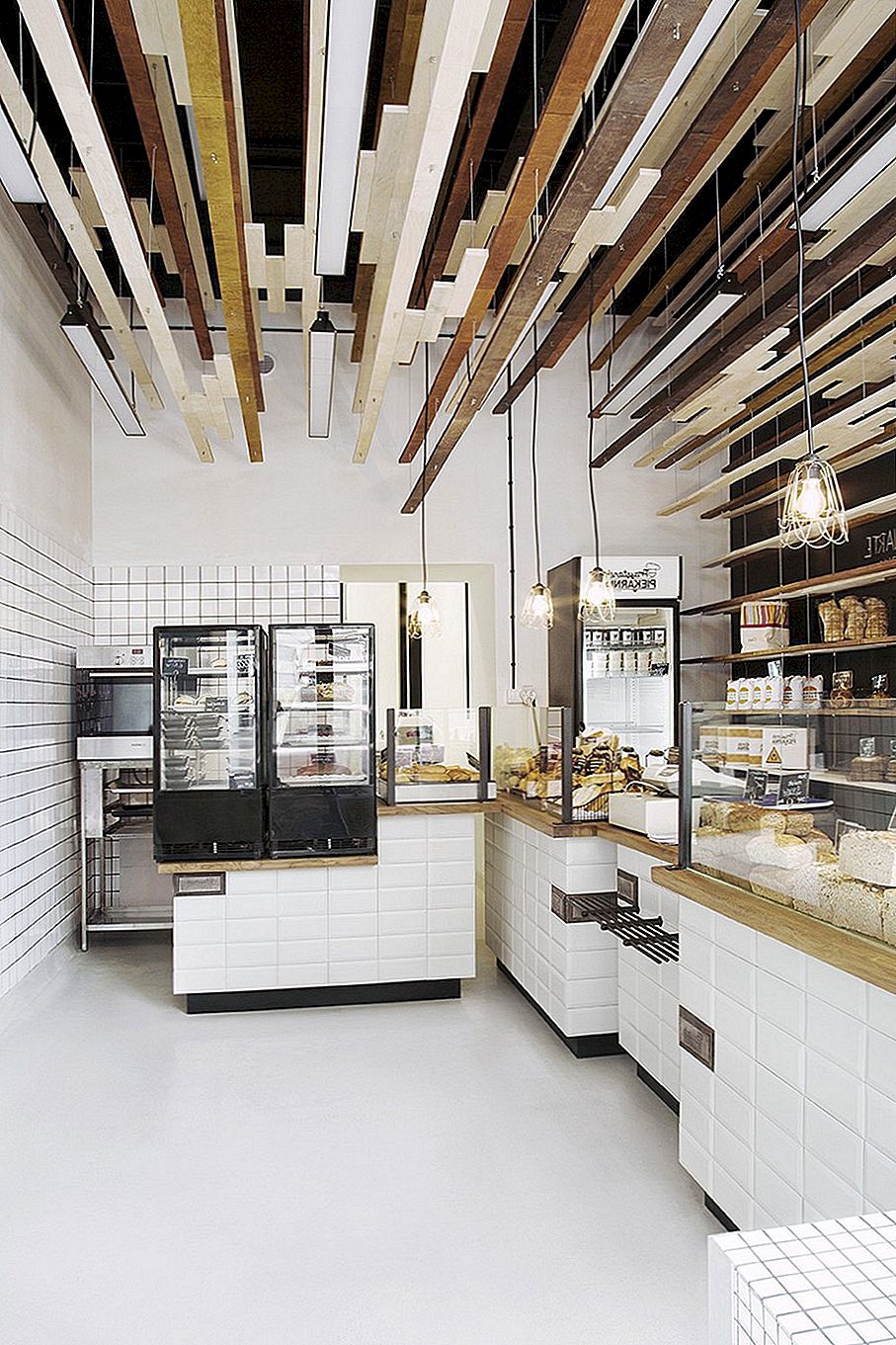 在华沙邀请面包店设计展示引人注目的胶合板安装
