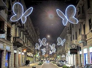 Μαγική προβολή φωτός στο Μιλάνο: Πεταλούδες από τη Chiara Lampugnani