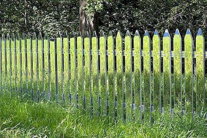 Alyson Shotz tarafından sürekli değişen manzara yansıtan ayna çit