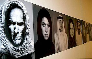 Mohammed Kanoo's portretten van beroemdheden die Arabische kleding dragen