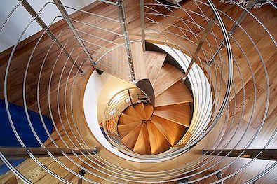 Nauji spiraliniai laiptai, puikiai derinant medieną ir plieną, yra "Rizzi Studio"