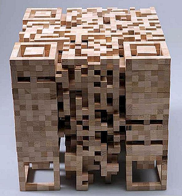 QR-code beeldhouwwerk gemaakt van blokken hout