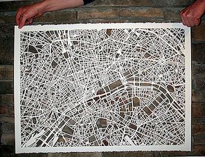 Karen O`Leare atkārtoti iztēlo pilsētas ar rokām izgrieztām kartēm