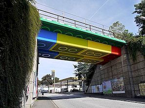 Επανατοποθέτηση μιας γέφυρας σε ένα τεράστιο πέρασμα Lego