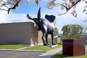 雕刻不敬：巨型狗在现代艺术博物馆上标记其领土