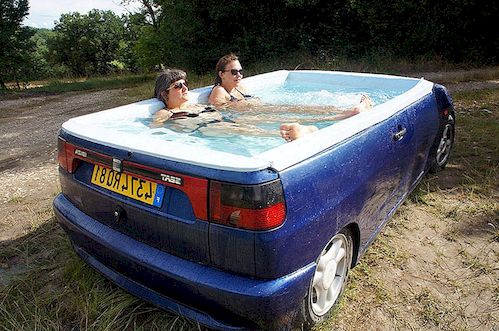 Seat Ibiza Sedan在法国艺术家Benedetto Bufalino手中打造创意按摩浴缸