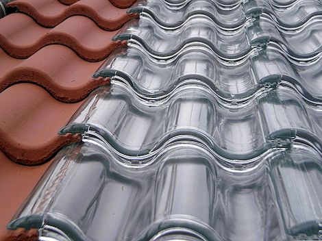 Zonne-energie net stijlvol: innovatieve glazen dakpanelen voor energiezuinige huizen