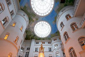 斯德哥尔摩的诺比斯酒店合并了两座经过重新设计的19世纪建筑