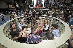 Gatumöbler för spontana interaktioner: Mötesskålar i Times Square, NYC