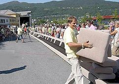 愚蠢的记录：世界上最长的沙发纪录破碎