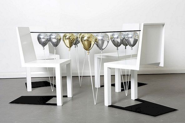 Zavěšené lesklými zlatými a stříbrnými balónky: UP jídelní stůl