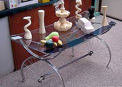 Stůl vyrobený z větru a jízdních kol