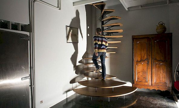 Okonventionell, men ändå elegant spiralande trappa av Paul Coudamy
