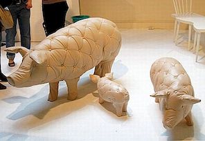 Ongebruikelijke stoelen in de vorm van getuft varkens: Milaan, 2010