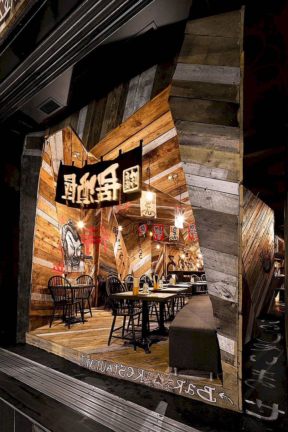 充满活力的酒吧和餐厅在一个铰接的木蛇里面：Izakaya Kinoya