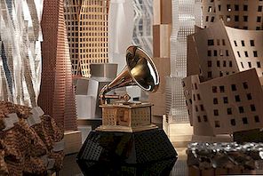 弗兰克盖里在第54届格莱美颁奖典礼海报中翘曲的建筑物
