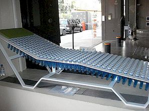 Čudna prostrana stolica izrađena od boce za vodu, Milan 2010