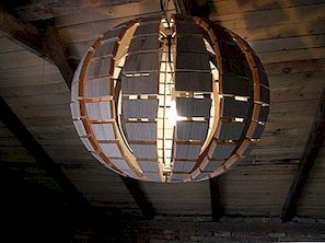 Πολυέλαιος από ξύλο που μοιάζει με μια μπάλα ντίσκο από τον Hrvoje Vulama