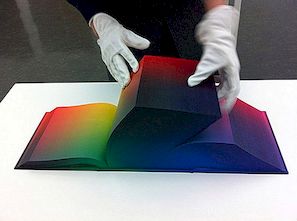Wereldkleuren in een enkel kubusvormig boek: RGB Colorspace Atlas