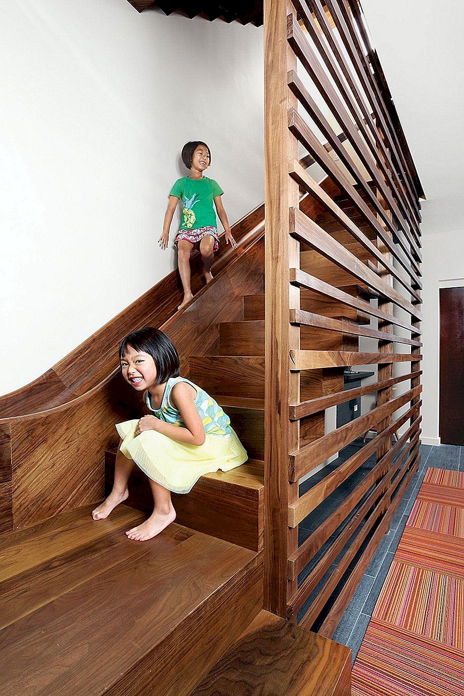 7 Coola byggnader med trappor och glada barn