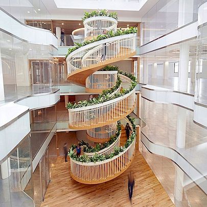 Živé schodiště přidává přírodní prvek do kanceláře v Londýně